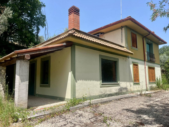Villa in Vendita a Mompeo