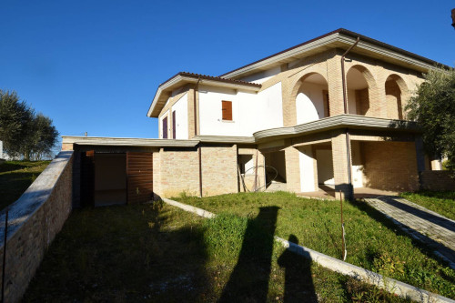 Villa in Vendita a Castel di Lama