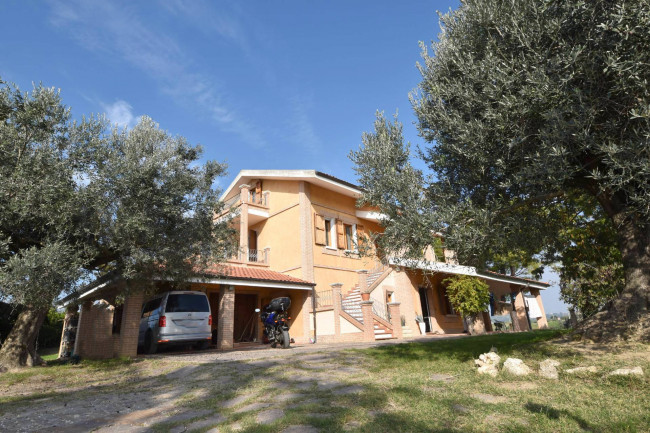 Villa in Vendita a Acquaviva Picena