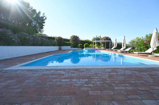 Villa in Vendita a Acquaviva Picena
