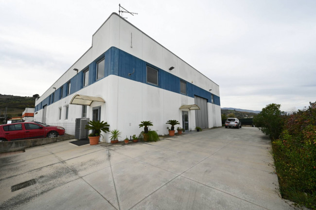 Capannone in Vendita a Controguerra