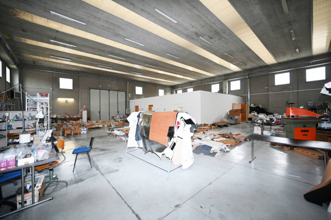 Capannone in Vendita a Controguerra