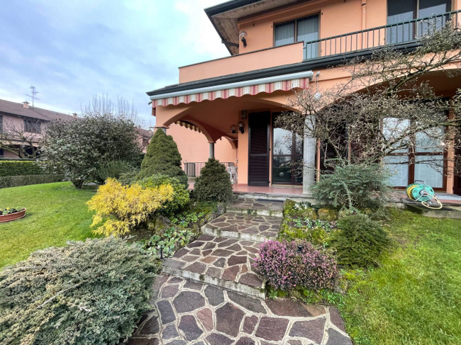 Villa in Vendita a Bellinzago Lombardo