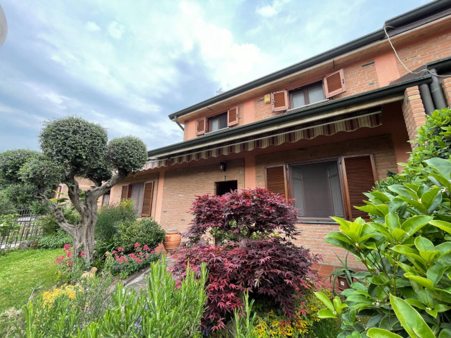 villa bifamiliare in Vendita a Roncello