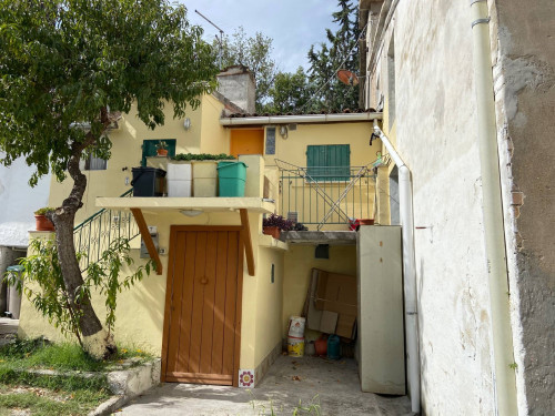 Casa singola in Vendita a Monte Roberto