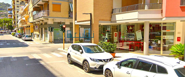 Locale commerciale in affitto a Grottammare