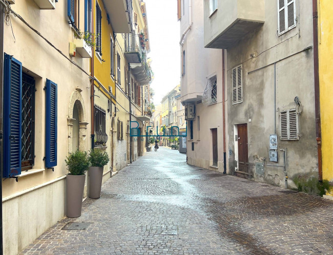 Locale commerciale in affitto a San Benedetto del Tronto