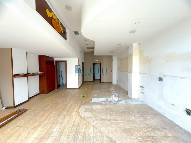 Locale commerciale in affitto a San Benedetto del Tronto