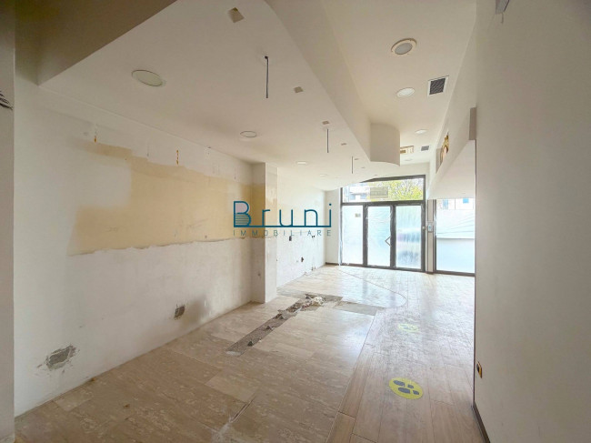 Locale commerciale in affitto a San Benedetto del Tronto