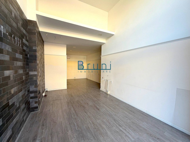 Locale commerciale in affitto a San Benedetto del Tronto