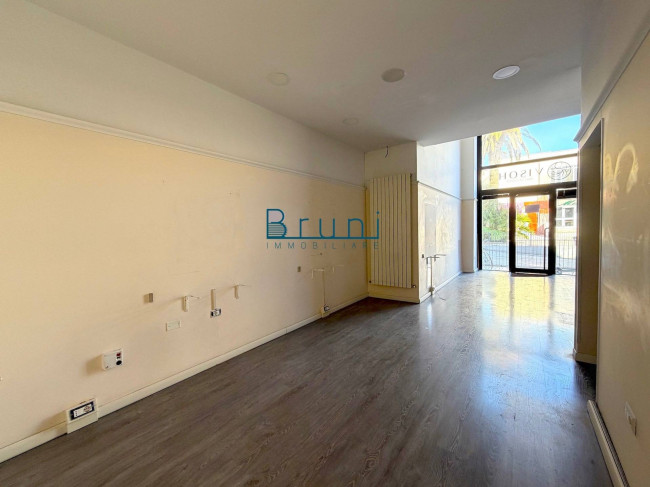 Locale commerciale in affitto a San Benedetto del Tronto
