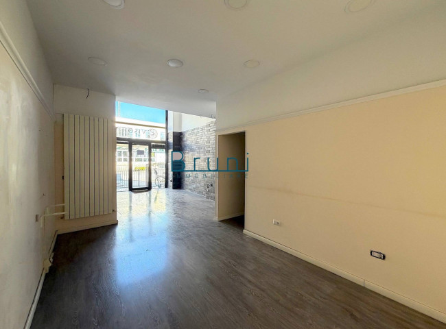 Locale commerciale in affitto a San Benedetto del Tronto