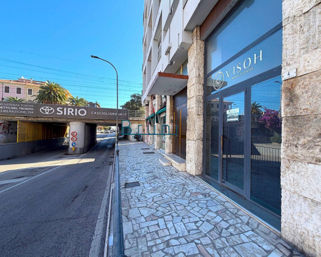 Locale commerciale in affitto a San Benedetto del Tronto