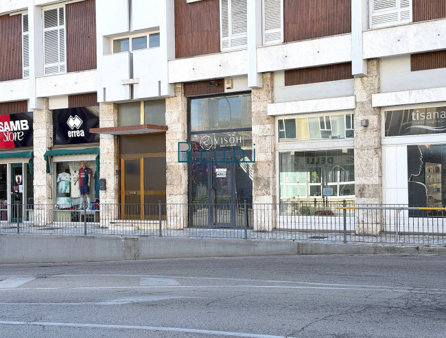 Locale commerciale in affitto a San Benedetto del Tronto