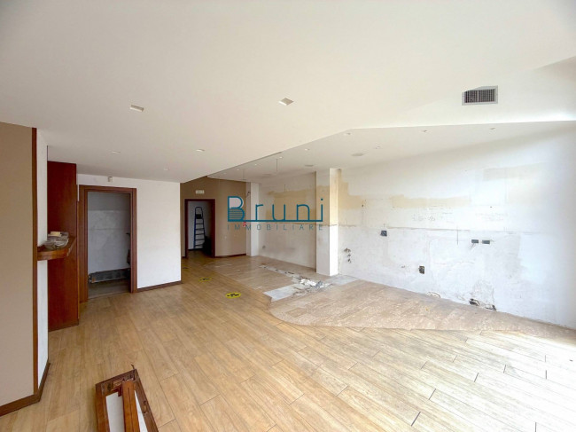 Locale commerciale in affitto a San Benedetto del Tronto