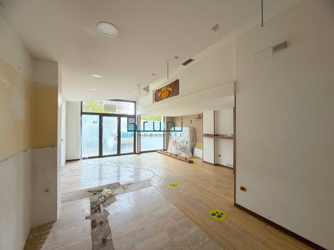 Locale commerciale in affitto a San Benedetto del Tronto