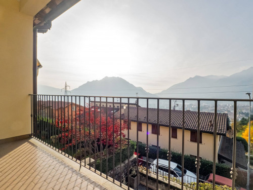 VILLA BIFAMILIARE in Vendita a Lecco