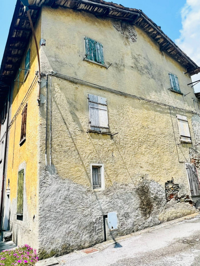 PORZIONE DI CASA in Vendita a Suello