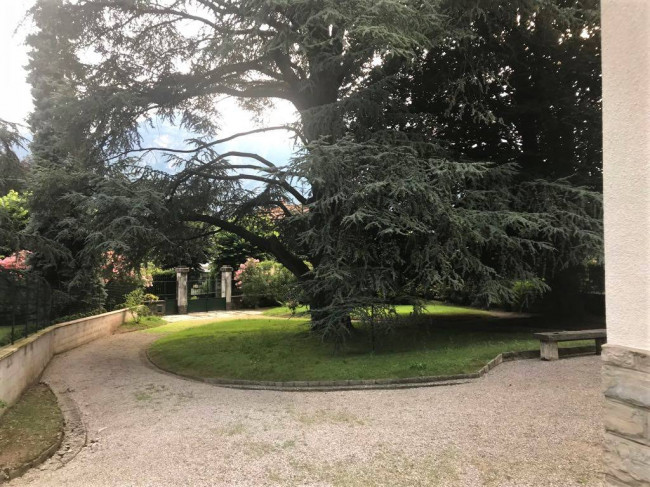 VILLA SINGOLA in Vendita a Mandello del Lario