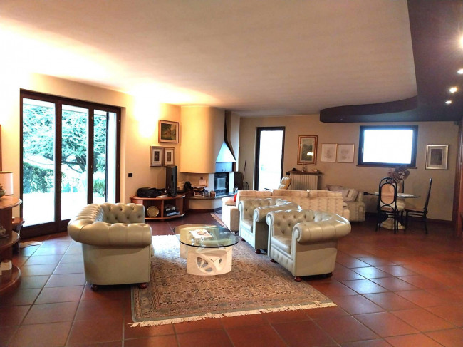 VILLA SINGOLA in Vendita a Bulciago