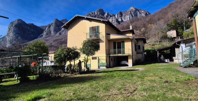 CASA SINGOLA in Vendita a Lecco