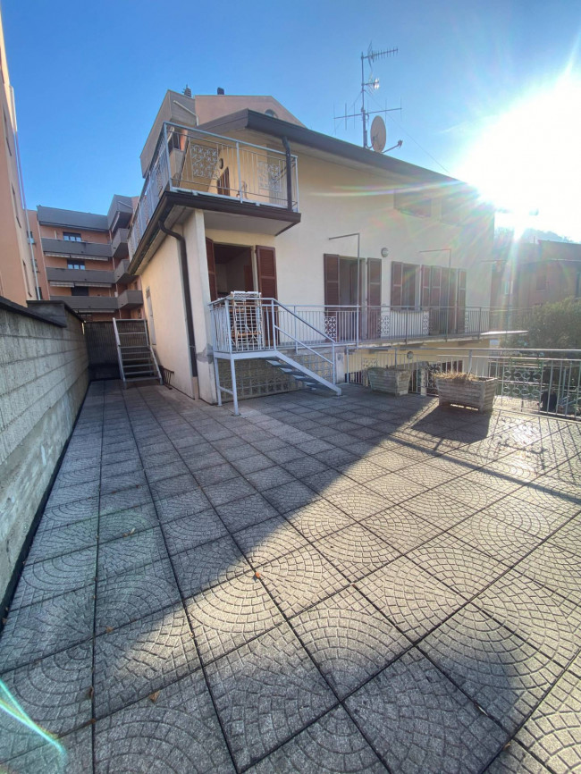 VILLA SINGOLA in Vendita a Calolziocorte