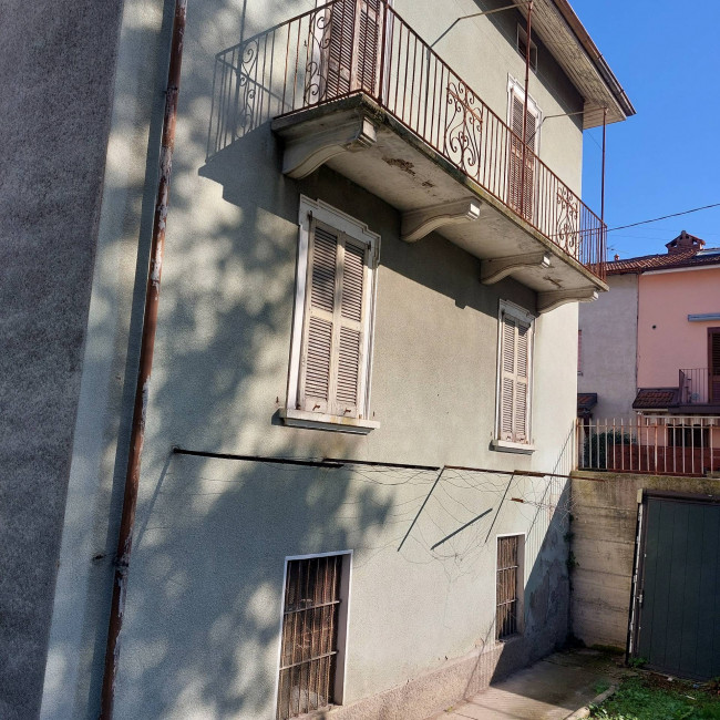 VILLA SINGOLA in Vendita a Vercurago