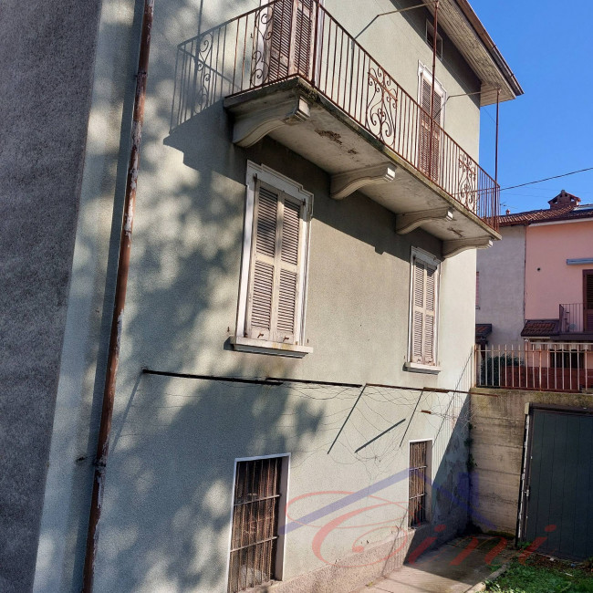 VILLA SINGOLA in Vendita a Vercurago