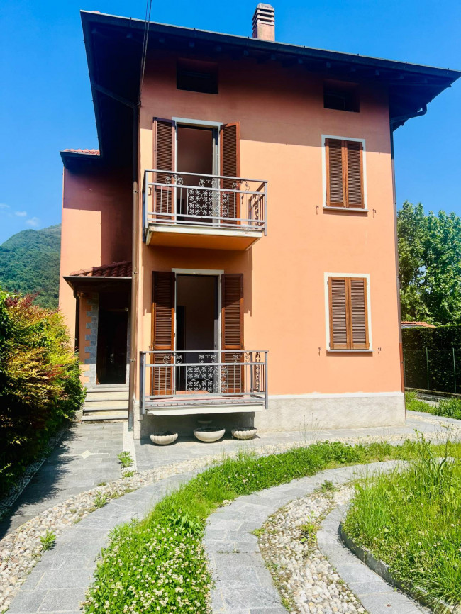 VILLA SINGOLA in Vendita a Eupilio