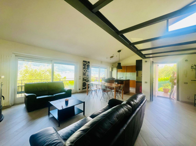 VILLA SINGOLA in Vendita a Colico
