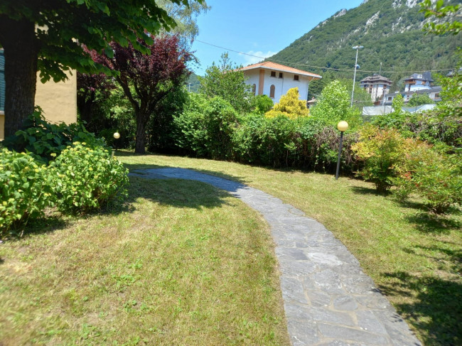 VILLA SINGOLA in Vendita a Barzio