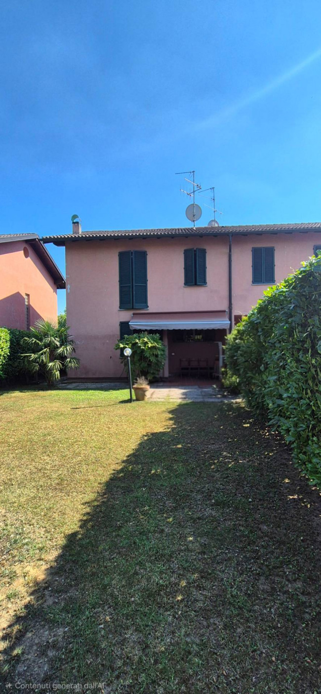 VILLA A SCHIERA DI TESTA in Vendita a Bosisio Parini