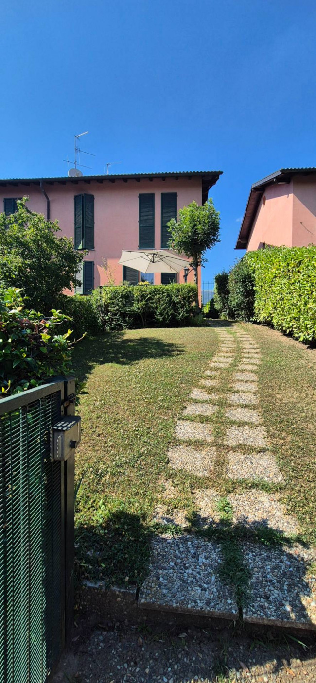 VILLA A SCHIERA DI TESTA in Vendita a Bosisio Parini
