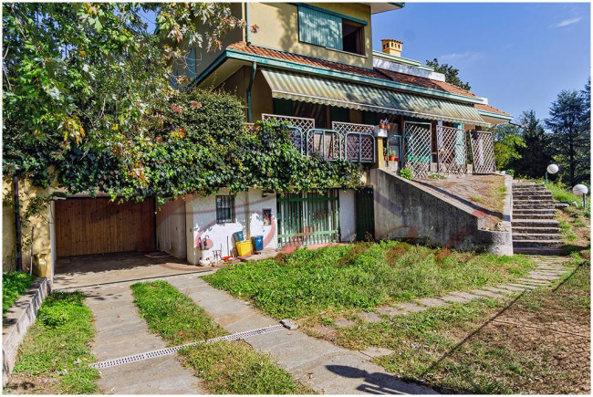 VILLA SINGOLA in Vendita a Montevecchia