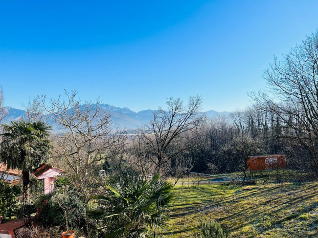 VILLA A SCHIERA DI TESTA in Vendita a Bosisio Parini