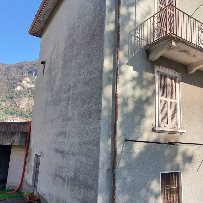 VILLA SINGOLA in Vendita a Vercurago