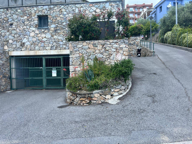 Box o garage in vendita a Pietra Ligure