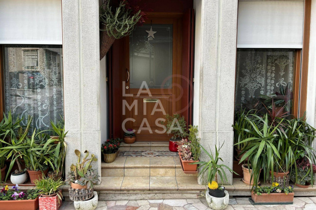 Porzione di casa in vendita a Revine Lago