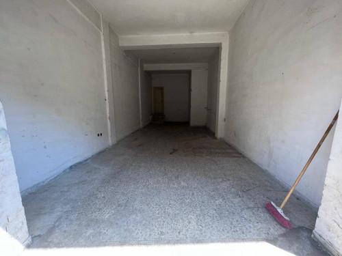 Locale/Negozio in vendita a Roma - San Basilio