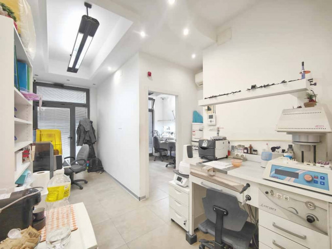 Locale commerciale in vendita a Prato