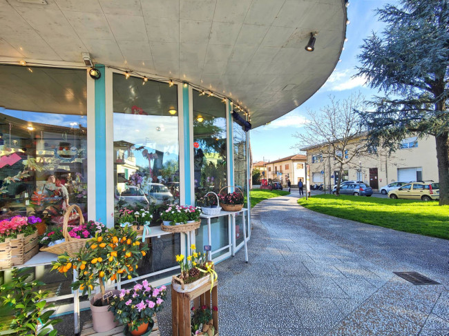 Locale commerciale in vendita a Campi Bisenzio