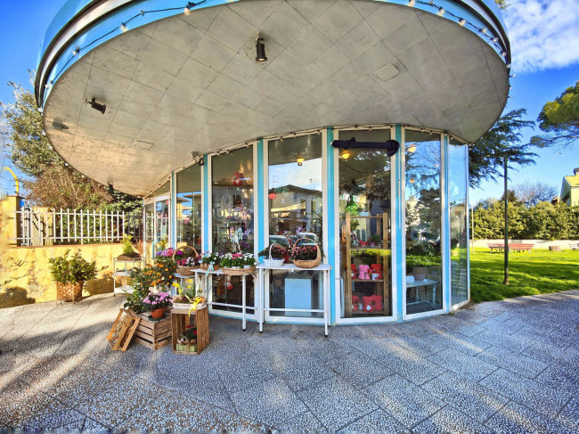 Locale commerciale in vendita a Campi Bisenzio