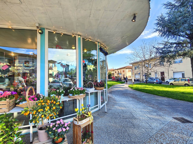 Locale commerciale in vendita a Campi Bisenzio