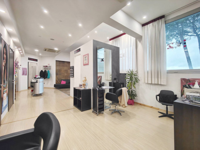 Locale commerciale in vendita a Campi Bisenzio