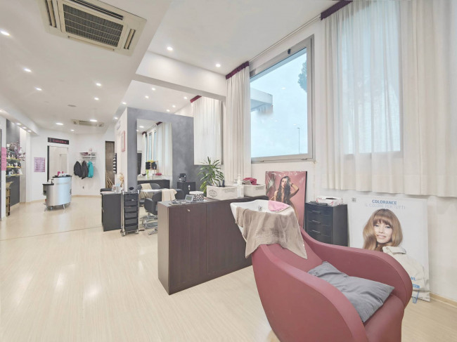 Locale commerciale in vendita a Campi Bisenzio