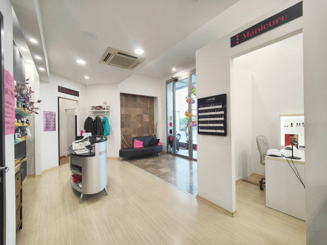 Locale commerciale in vendita a Campi Bisenzio