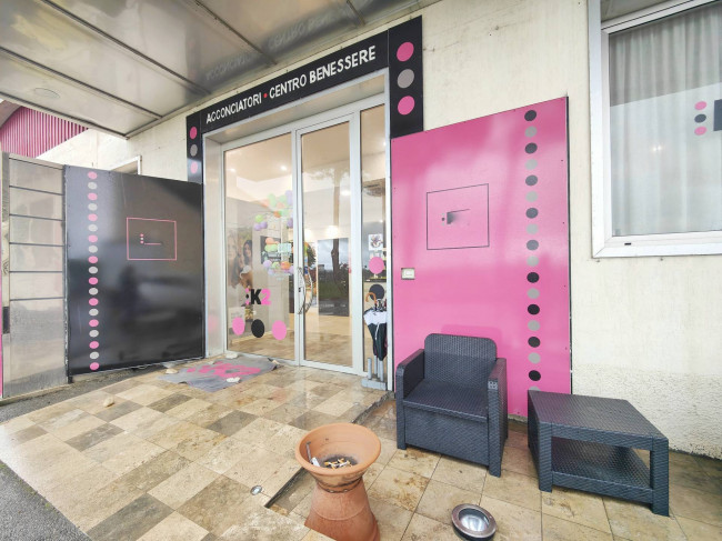 Locale commerciale in vendita a Campi Bisenzio