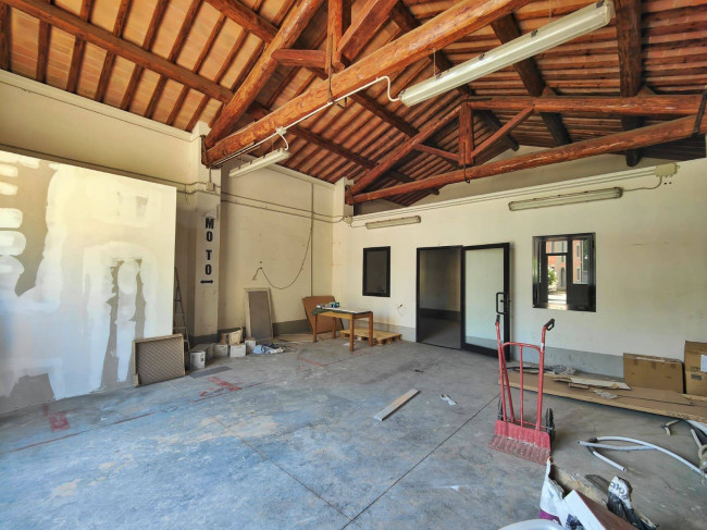 Locale commerciale in affitto a Sesto Fiorentino