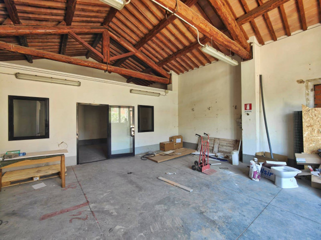 Locale commerciale in affitto a Sesto Fiorentino