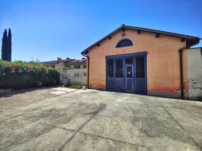 Locale commerciale in affitto a Sesto Fiorentino
